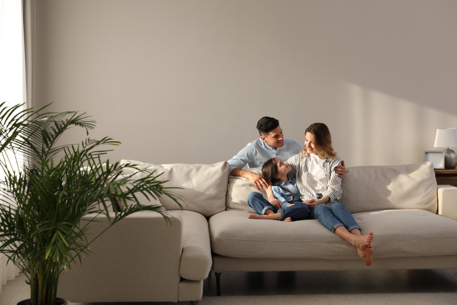 Familie entspannt zu Hause